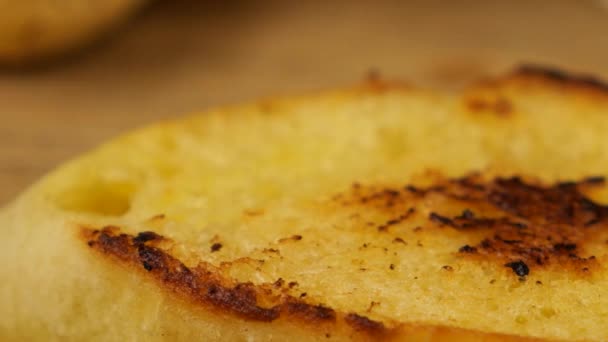 Τυρί Κρέμα Απλωμένο Φρέσκα Βότανα Απλώνεται Ένα Μαχαίρι Ένα Κομμάτι — Αρχείο Βίντεο