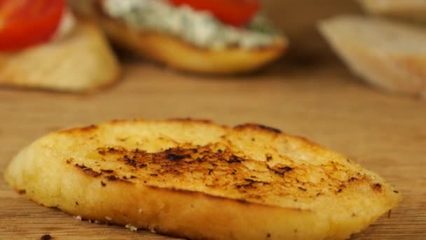 Hummus Wird Mit Einem Messer Auf Ein Stück Toastbrot Vor — Stockvideo
