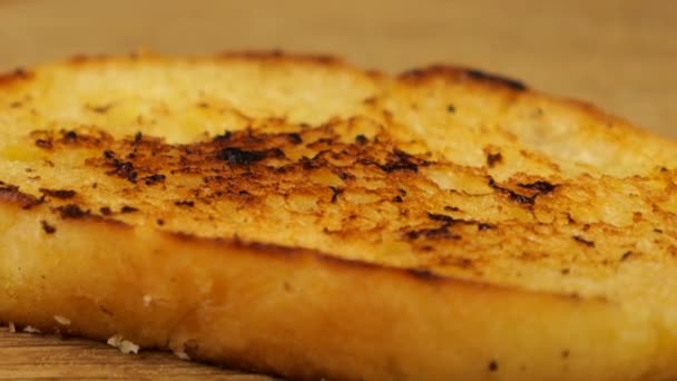 ハムマスは 前菜の盛り合わせを背景にトーストしたパンの上にナイフで広げられます ビーガン向けの食べ物 — ストック動画