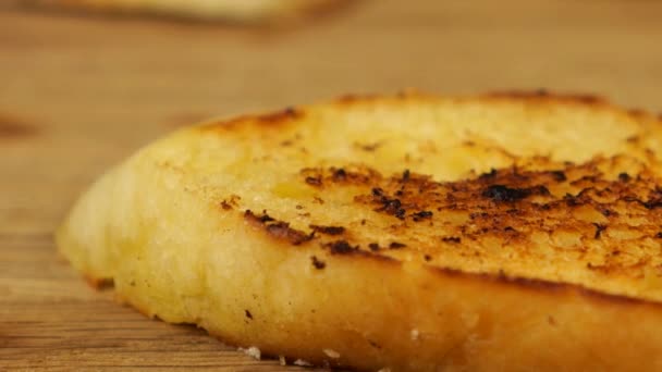 Hummus Răspândește Cuțit Bucată Pâine Prăjită Fundal Aperitive Asortate Alimente — Videoclip de stoc