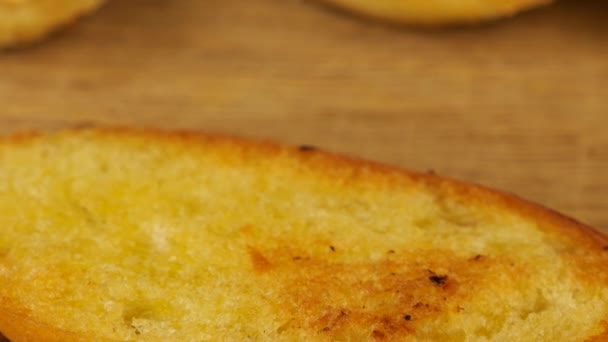 Хумус Распространяется Ножом Куске Поджаренного Хлеба Фоне Разнообразных Закусок Еда — стоковое видео