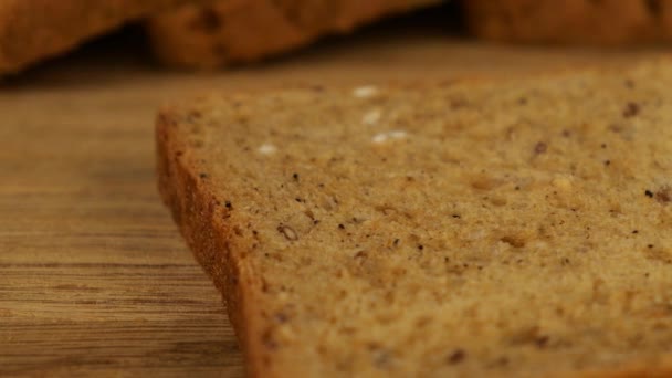 Guacamole Colado Pedaço Pão Multigrãos Uma Placa Corte Madeira Alimentos — Vídeo de Stock