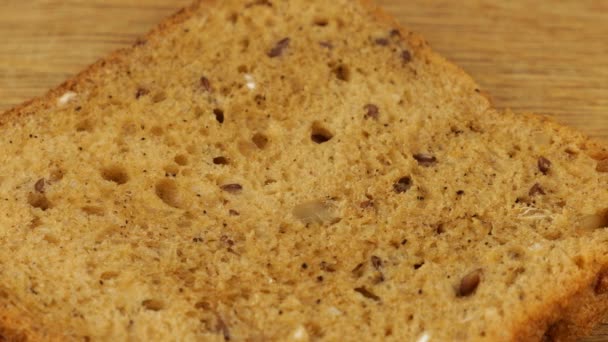 Guacamole Jest Łyżeczką Kawałku Wieloziarnistego Chleba Drewnianej Desce Krojenia Żywność — Wideo stockowe