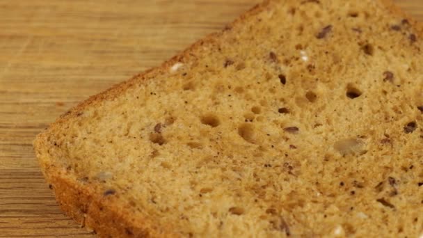 瓜卡莫尔用勺子在一块木制切菜板上的多粒面包上 为素食者提供食物 — 图库视频影像
