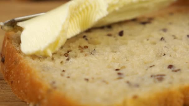 Tereyağı Tahta Kesme Tahtasındaki Çoklu Tahıllı Ekmeğin Üzerine Bir Bıçakla — Stok video