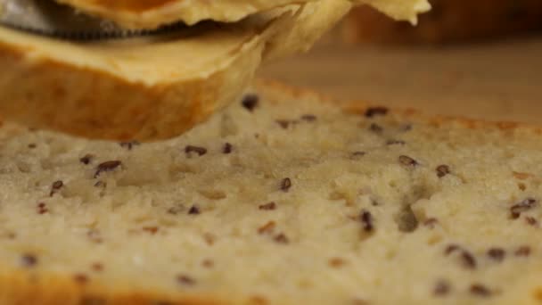 Humus Tahta Kesme Tahtasındaki Bir Parça Çoklu Tahıllı Ekmeğin Üzerine — Stok video