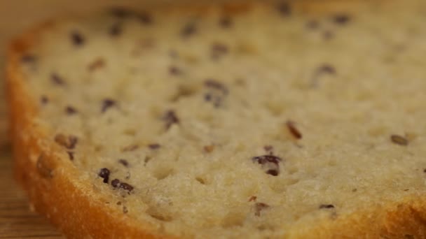 黄油用一把小刀铺在一块木制切菜板上的多粒面包上 — 图库视频影像