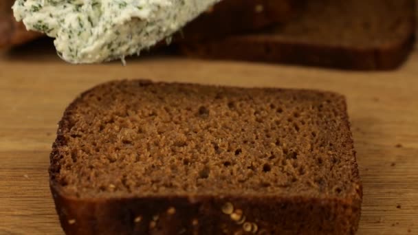 Вершковий Сир Поширений Свіжим Кропом Поширюється Ножем Шматочок Житнього Хліба — стокове відео