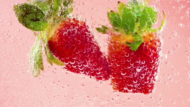Fresas Maduras Burbujas Aire Sobre Fondo Rosa — Vídeo de stock