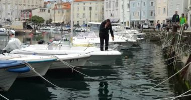 Slovenya 'nın Piran limanındaki küçük bir tekneden bir adam karaya çıktı..