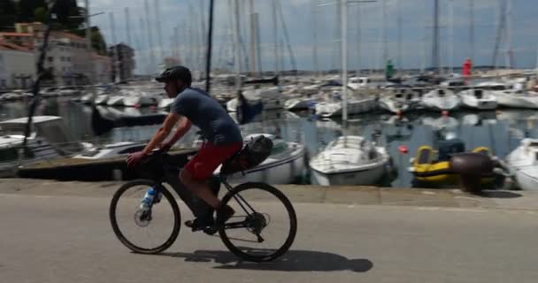 Los Ciclistas Cabalgan Largo Del Terraplén Contra Telón Fondo Barcos — Vídeos de Stock