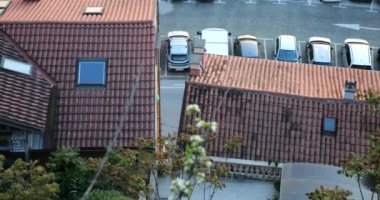 Kırmızı kiremitli çatılar, otobüs ve araba parkı ve batan güneşin ışığında Adriyatik Denizi 'nin en üst manzarası. Piran, Slovenya.