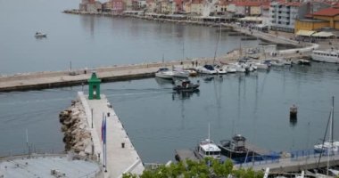 Yelkenli açık bir sabahta Piran limanına girer. Panoramik üst görünüm. Slovenya.