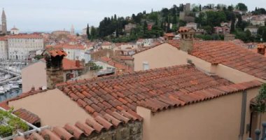 Piran 'ın kırmızı kiremitli çatılarının panoramik hava manzarası, çan kulesi ve sakin Adriyatik Denizi. Slovenya.