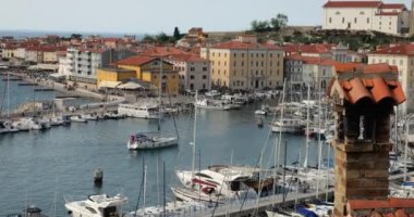 Yelkenli açık bir sabahta Piran limanına girer. Panoramik üst görünüm. Slovenya.