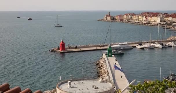 晴れた朝にピラン港を出発する帆船の最上階の景色 スロベニア — ストック動画