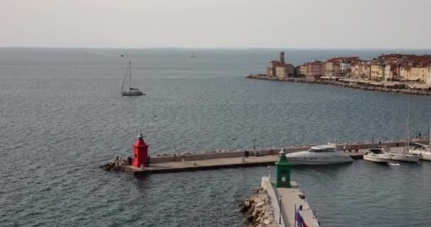 Воздушный Вид Спокойное Адриатическое Море Пиранский Порт Город Ясным Солнечным — стоковое видео
