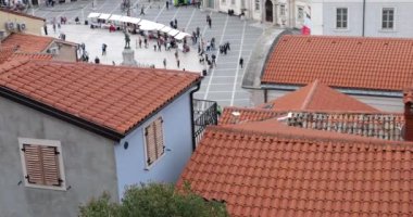 Piran, Tartini Meydanı, liman, Adriyatik Denizi ve Hırvatistan kıyılarındaki kırmızı kiremitli evlerin panoramik üst manzarası. Slovenya.