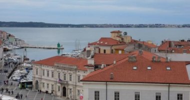Piran, Tartini Meydanı, liman, Adriyatik Denizi ve Hırvatistan kıyılarındaki kırmızı kiremitli evlerin panoramik üst manzarası. Slovenya.