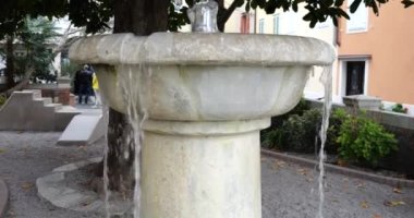 Manolyalı küçük bir parkta taş çeşme ve çocuklar için mermer kaydırak..