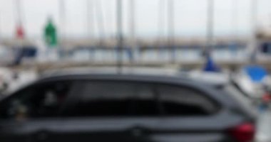 Sokağın manzarası, limanda geçen arabalar ve tekneler. Odaklanamıyorum.