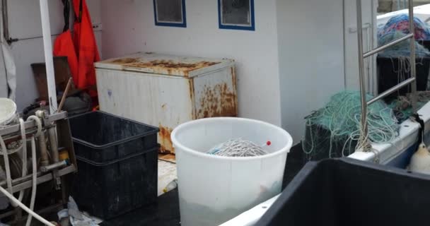 Риболовецькі Човни Порту Рибальськими Стрижнями Сітями Кошиками — стокове відео