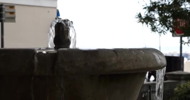 Chorros Agua Fluyen Desde Tazón Piedra Fuente — Vídeos de Stock