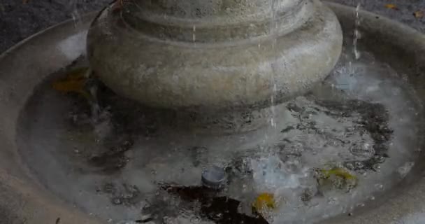Реактивные Струи Воды Падают Чашу Каменного Фонтана — стоковое видео