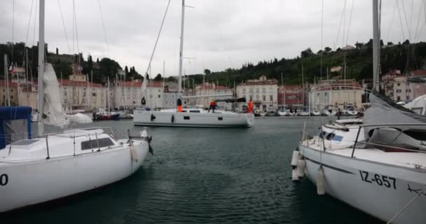 Ιστιοφόρο Αναχωρεί Από Λιμάνι Του Πιράν Μια Συννεφιασμένη Βραδιά Σλοβενία — Αρχείο Βίντεο