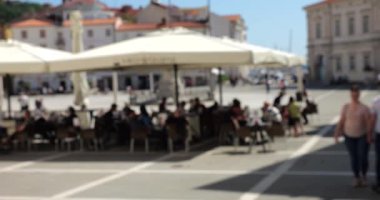 Tartini Meydanı, açık kafe, eski Akdeniz kasabasının sokağı ve Slovenya 'nın Piran kentinde yürüyen turistler.