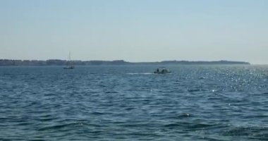 Slovenya 'nın Piran kentindeki Adriyatik Denizi' nin mavi sularında güneş ışınları.