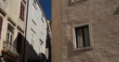 Eski Akdeniz kentinin mimarisi: kepenkli evler, Slovenya 'nın Piran kentindeki Venedik Evi