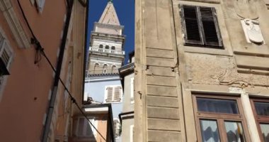 Eski Akdeniz şehrinin mimarisi: çan kulesi, kepenkli evler, Slovenya, Piran 'daki Venedik Evi