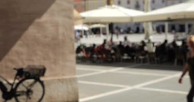 Tartini Meydanı, eski Akdeniz şehrinin sokakları ve Slovenya 'nın Piran kentinde yürüyen turistler