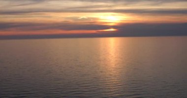 Adriyatik Denizi 'nde tam bir sükunet, güzel bir akşam göğü.