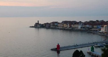 Slovenya 'daki Adriyatik Denizi, Piran, liman, deniz fenerleri ve teknelerin panoramik manzarası.