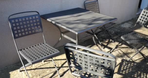 花园金属家具 桌子和椅子在庭院里的早晨阳光下 光线和阴影 — 图库视频影像