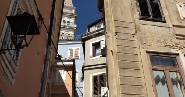 Arquitetura Antiga Cidade Mediterrânea Torre Sineira Casas Com Persianas Casa — Vídeo de Stock