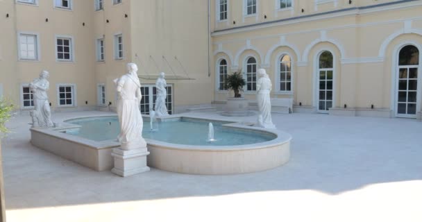 Une Fontaine Blanche Neige Avec Des Statues Blanches Dans Cour — Video