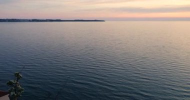 Hırvatistan kıyı şeridi, Adriyatik denizi ve Slovenya 'nın Piran kentinde güzel gökyüzü panoramik akşam manzarası