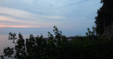 Gözlem güvertesinden akşam gökyüzüne ve Slovenya 'nın Piran kentindeki Adriyatik Denizi' ne panoramik manzara