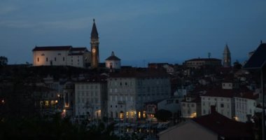 Akşam manzarası Piran, set ve Slovenya 'daki çan kulesi.