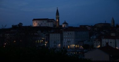 Gece manzarası Piran, toprak seti ve Slovenya 'daki çan kulesi.