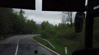 Slovenya 'da Piran' dan Ljubljana 'ya giden bir dağ yolunda otobüs yolculuğu. Panoramik camdan bak.