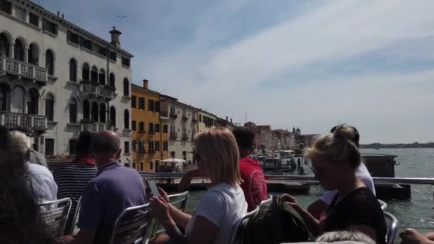 Grup Turiști Puntea Superioară Barcii Lângă Terminalul San Basilico Așteptând — Videoclip de stoc