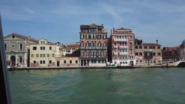 从威尼斯泻湖上的喀塔马兰之窗和意大利威尼斯的建筑看风景 — 图库视频影像