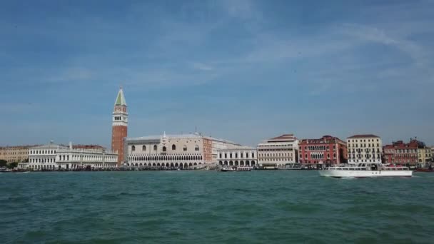 威尼斯的建筑 包括杜吉宫 圣马可大教堂和圣马可坎帕尼尔斯 从威尼斯泻湖上的喀塔马兰窗口眺望 — 图库视频影像