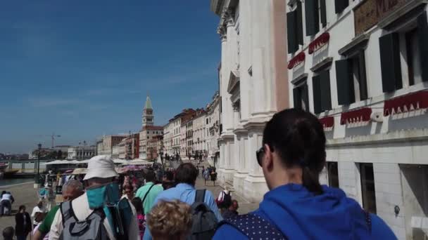 이탈리아 베니스의 리바데 아보니를 무리의 관광객들 안내인을 따라간다 — 비디오