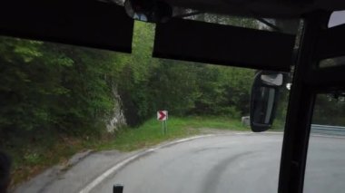 Slovenya 'da Piran' dan Ljubljana 'ya giden bir dağ yolunda otobüs yolculuğu. Panoramik camdan bak.