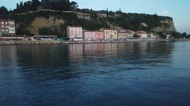 Katamaran Venedik 'ten Piran limanına geliyor. Pencereden bak. Slovenya.
